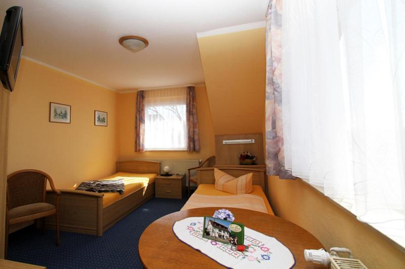 Familienhotel Zur Linde Panschwitz-Kuckau Exteriör bild